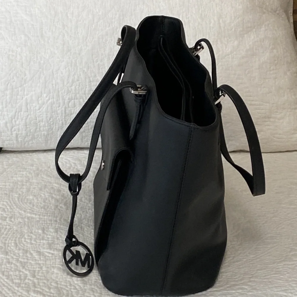 Michael Kors - Saffiano Leather Structured Tote - Picture 3 of 17